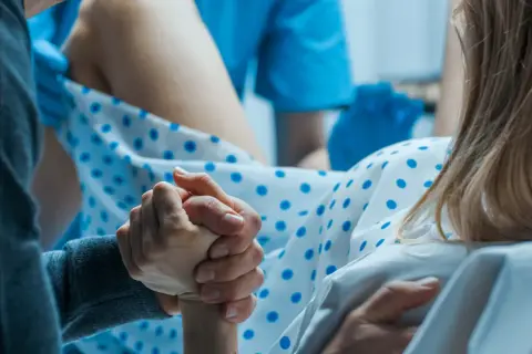 Wsparcie bliskiej osoby podczas porodu. Kiedy wybrać szpital do porodu, by czuć się bezpiecznie i komfortowo.