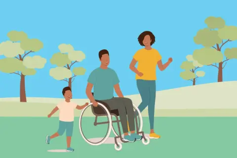 Famille heureuse au parc. Le père en fauteuil roulant, la mère et le fils profitent du soleil. Aide pour le remboursement fauteuil roulant MDPH.
