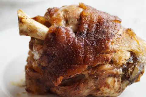 Chrupiąca golonka u świni, pieczona do perfekcji, z widoczną kością. Idealna na obiad.