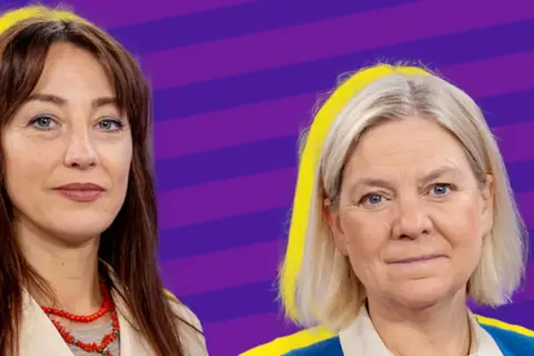 Två kvinnor med olika frisyrer och kläder, bakgrunden är lila och lila ränder. En kvinna med brunt hår och en annan med blont hår. De verkar diskutera vett och etikett.