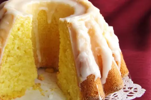 Puszysta babka cytrynowa z lukrem, idealna na każdą okazję. Ten przepis na babkę cytrynową zachwyci każdego!