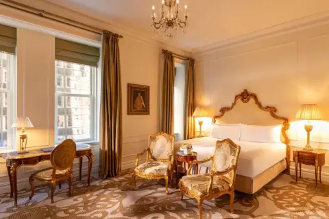 Elegancki pokój w hotelu Plaza w Nowym Jorku. Sprawdź hotel Plaza Nowy Jork ceny i zarezerwuj luksusowy pobyt.