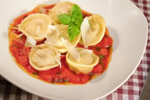 Z czym podawać tortellini z szynką, aby zachwycić gości?