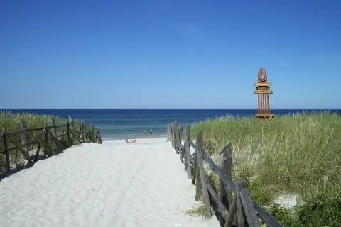 Piękna plaża w Lubiatowie z drewnianym drogowskazem. Idealne miejsce na relaks i odkrywanie atrakcji.