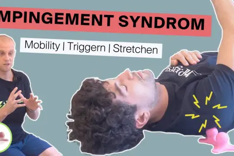 Mann mit Schulterschmerzen, der ein Impingement Syndrom behandelt. Übungen für Mobilität, Triggerpunkte und Dehnung.