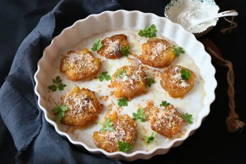 Knusprige, goldbraune Smashed Potatoes mit Parmesan und Petersilie, ein köstliches Rezept für jeden Anlass.
