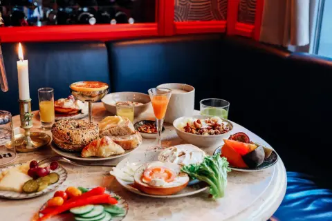 En härlig frukost i Stockholm med bagels, croissanter, frukt, grönsaker och juice.