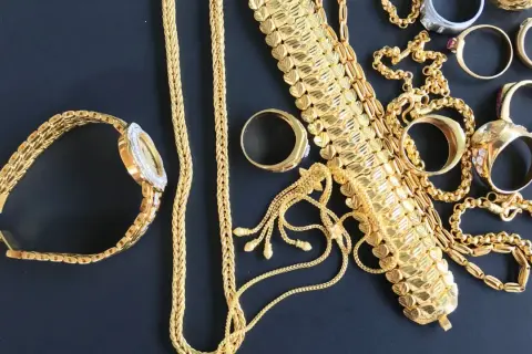 Reloj, pulseras y anillos chapados en oro, que significa un acabado brillante y duradero.