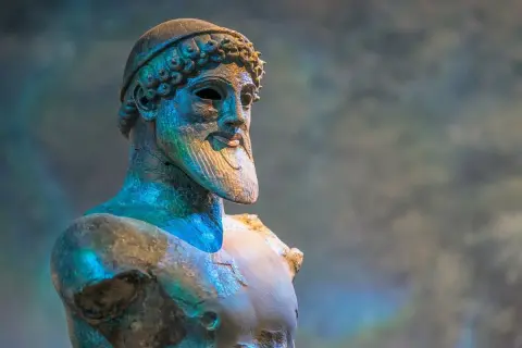 Buste en bronze d'un cyclope, peut-être Ulysse, avec une barbe et une coiffe.