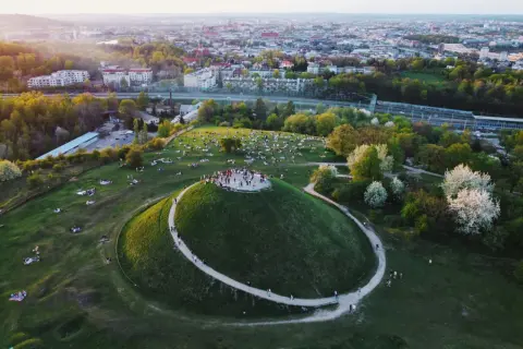 Kraków oferuje relaks na Kopcu Krakusa, pikniki na trawie i spacery po zielonych terenach.