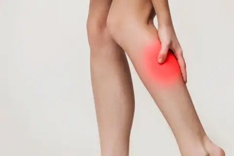 Gamba con area rossa evidenziata, simboleggia il claudicatio intermittens vascolare.