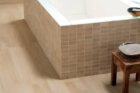 Salle de bain moderne avec carrelage imitation bois au sol et mosaïque sur le pourtour de la baignoire. L'épaisseur joint carrelage 60x60 est subtile.
