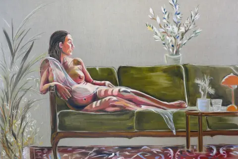 Gemälde einer Frau auf einem grünen Sofa, die sich in einem transparenten Tuch räkelt. Die Szene erinnert an eine moderne Interpretation der Maria Lactans.