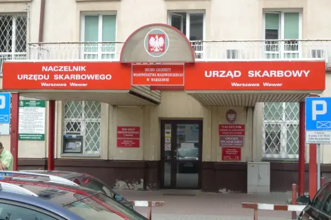 Urząd Skarbowy Warszawa Wawer. Znak informuje o godzinach pracy i możliwościach załatwienia spraw, nawet jeśli potrzebny jest czynny żal.