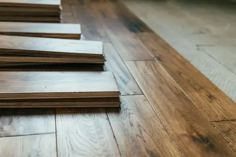 Układanie podłogi drewnianej. Deski parkietowe czekają na montaż, tworząc piękny wzór.