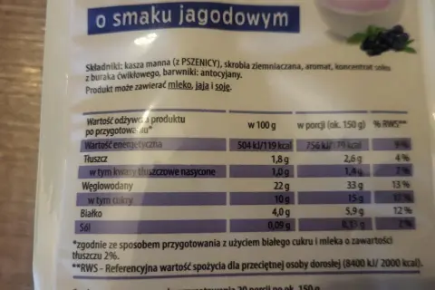 Kaszka manna o smaku jagodowym. Na opakowaniu tabela wartości odżywczych, gdzie grysik jest głównym składnikiem.