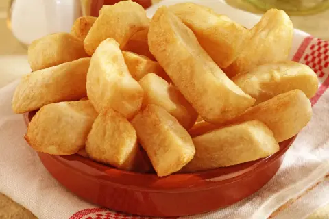 Złociste, grube frytki belgijskie w misce. Idealne do domowego przygotowania, by poczuć smak prawdziwych belgijskich frytek.