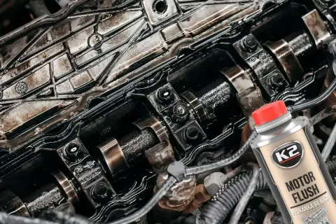 Silnik benzynowy po zastosowaniu najlepszej płukanki do silnika benzynowego K2 Motor Flush. Czyste wnętrze silnika.