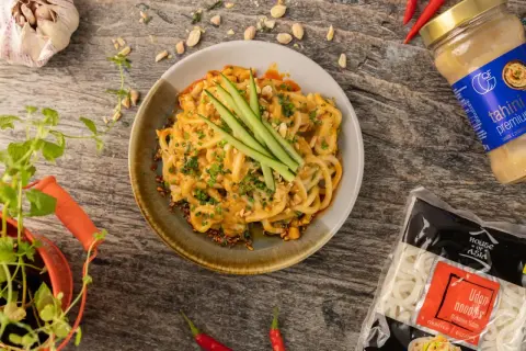 Pyszny makaron udon w kremowym sosie orzechowym, z ogórkiem i szczypiorkiem. Idealny przepis na szybki obiad.