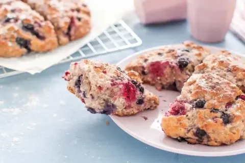 Grova scones med blåbär och hallon, pudrade med florsocker. Perfekt till fikat!