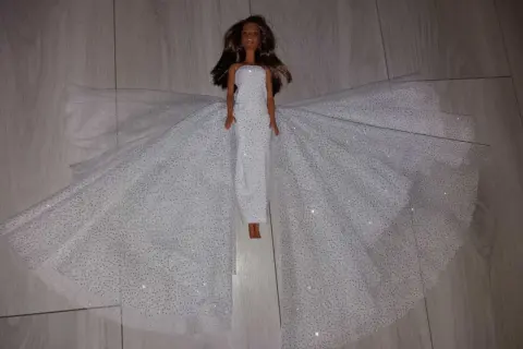 Uszyj suknię ślubną dla Barbie: Od pomysłu do kreacji!