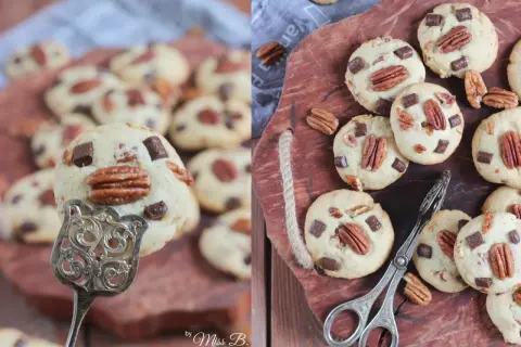 Leckere Pekannuss-Cookies mit Schokostückchen, einige auf einem Silberlöffel, andere auf einem Holzbrett mit einer kleinen Zange.