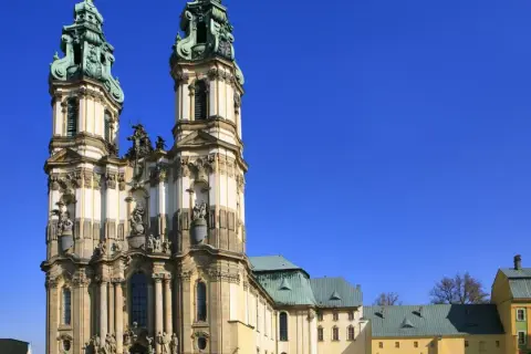 Sanktuarium w Krzeszowie: Historia, Cuda i Miejsce Pielgrzymek
