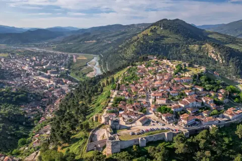 Berat, Albanien, mit seinen historischen Häusern und der Burg, ist ein Traumziel. Die beste Reisezeit für Albanien ist Frühling oder Herbst.