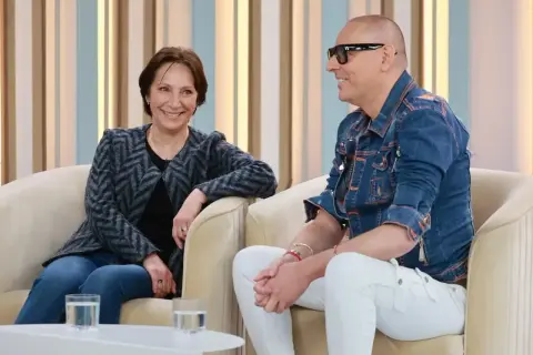Krzysztof Pałys, mąż Renaty Pałys, w dżinsowej kurtce i białych spodniach, rozmawia z żoną.
