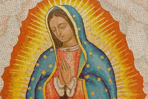 Matka Boska z Guadalupe w mozaice, otoczona promieniami słońca. Nawet badania NASA potwierdzają jej niezwykłe właściwości.