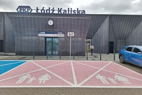 Łódź Kaliska grupa rodzinna na parkingu. Nowoczesny dworzec PKP.