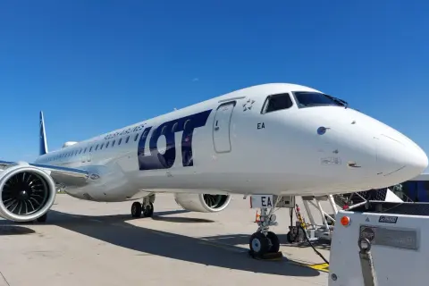 Embraer E195LR LOT-u na płycie lotniska, gotowy do startu.