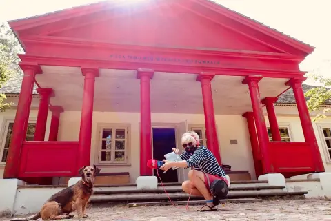 Kto jest autorem książki "Piesek przydrożny"? Dowiemy się, gdy ta pani z psem i mikrofonem skończy nagranie przed czerwonym dworem.