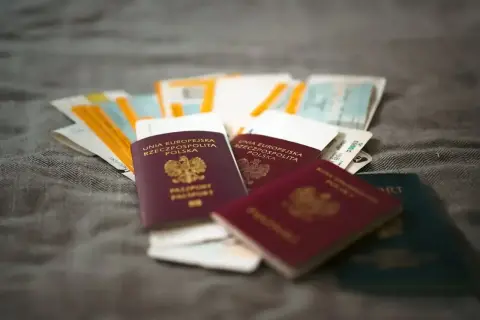 Kilka paszportów i dokumentów podróżnych. Czy do Austrii potrzebny jest paszport? Tak, jeśli nie jesteś obywatelem UE.