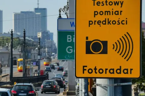 Żółty znak "Fotoradar" informuje o testowym pomiarze prędkości. Czy fotoradar musi być oznakowany? Tak, ten jest.