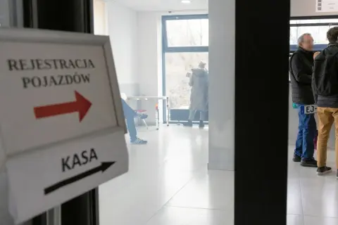 Tabliczka z napisem "Rejestracja pojazdów" i strzałką w prawo, obok "Kasa" ze strzałką w lewo.