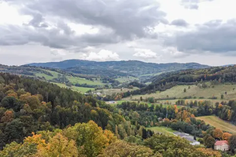 Jesienne krajobrazy Gór Sowich zachwycą każdego. Idealne miejsce na rodzinne wycieczki i odkrywanie atrakcji dla dzieci.