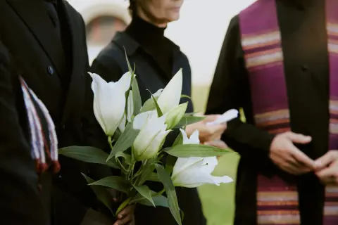 Jakie kwiaty na pogrzeb dziecka? Symbolika i odpowiednie wybory na ceremonii