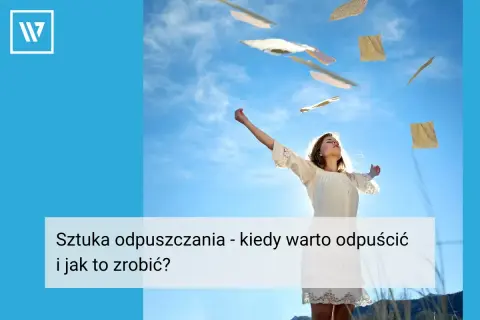 Kobieta z podniesionymi rękami wypuszcza w niebo kartki. Czasem warto odpuścić, by poczuć lekkość i wolność.