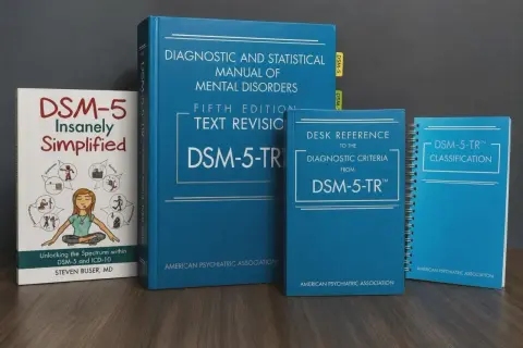 Książki DSM-5 i DSM-5-TR, w tym "DSM-5 Insanely Simplified", stanowią kluczowe narzędzia diagnostyczne.