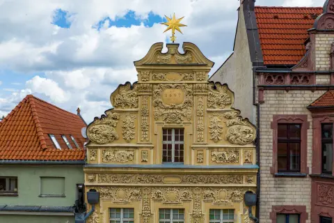 Bogato zdobiona kamienica pod gwiazdą, dawniej muzeum sztuki Dalekiego Wschodu, z datą 1697.