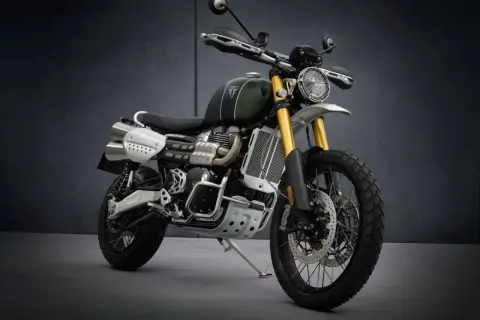 Motocicleta Triumph Scrambler, inspirada en el espíritu de aventura de Steve McQueen, con su diseño robusto y estilo clásico.