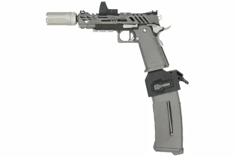 Pistola de airsoft gris con silenciador, mira roja y cargador extendido, lista para intensos juegos de airsoft.