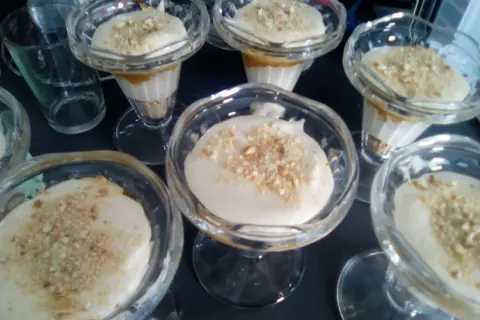 Tiramisu pommes caramel beurre salé, sur un palet breton. Délicieux desserts individuels dans des coupes en verre.