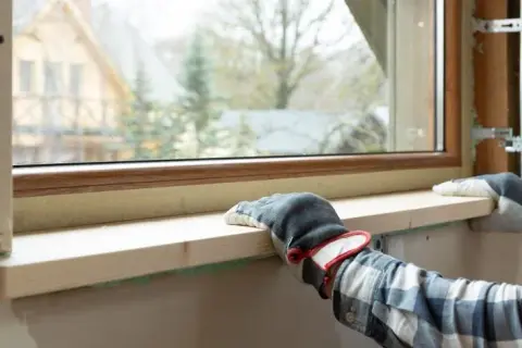 Jaki silikon do parapetów wewnętrznych, aby uniknąć problemów z wilgocią?