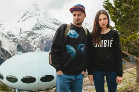 Jak prać bluzy z nadrukiem, aby uniknąć blaknięcia i uszkodzeń