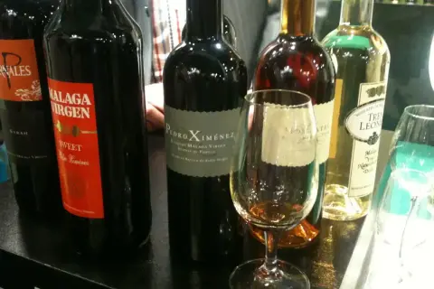 Butelki wina, w tym Malaga Virgen Sweet Pedro Ximénez. Jak pić wino? Degustacja wina.