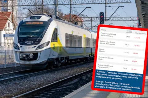 Pociąg z Zielonej Góry Głównej na peronie. Na ekranie widać opóźnienia pociągów, w tym relacji do Szczecina.