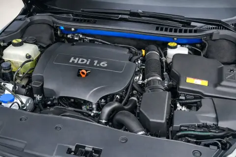 Silnik HDI 1.6 z widocznymi przewodami i zbiornikami płynów.