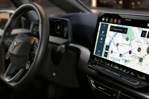Cupra Borns interiör med stor pekskärm som visar en karta. Kanske en laddningsstation är nära, men det är ett Cupra Born problem att hitta den?